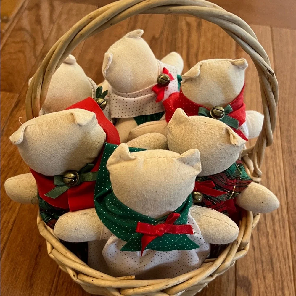 Vintage Stuffed Cats in a Wicker Basket Christmas Decor Decorations